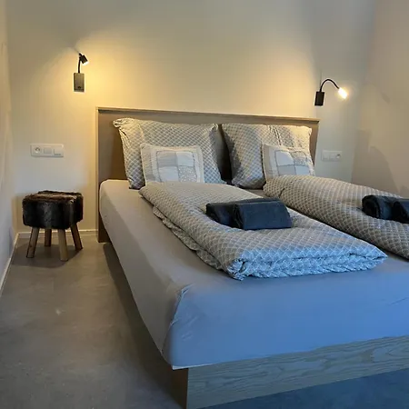 Apartment I&n *